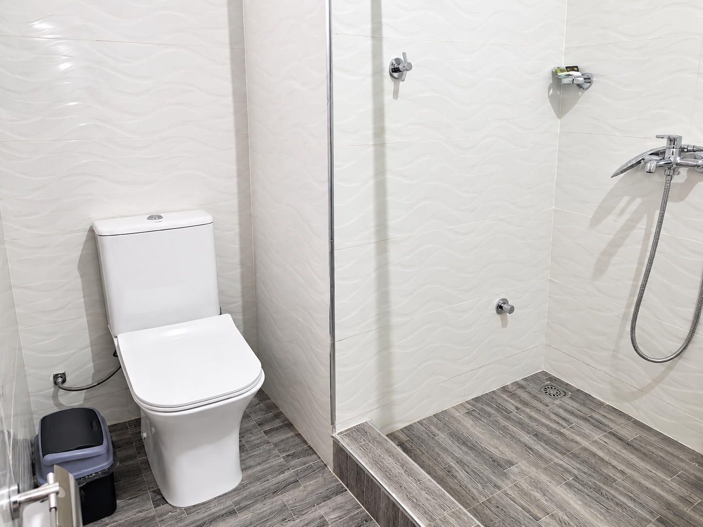 Modern white and grey bathroom